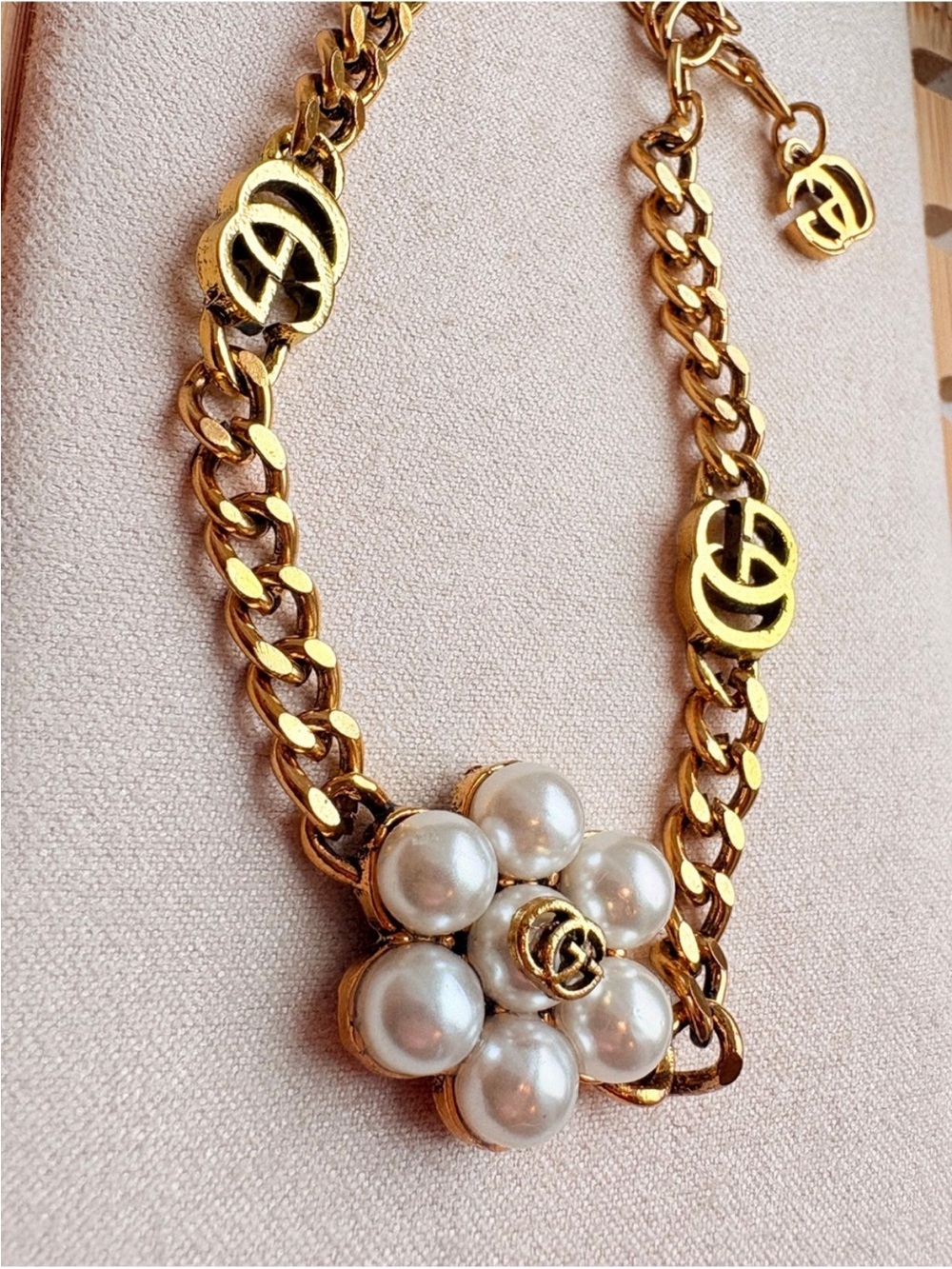 Gucci Gold-Tone Chain Bracelet with Pearl Flower - Picture 3 of 4